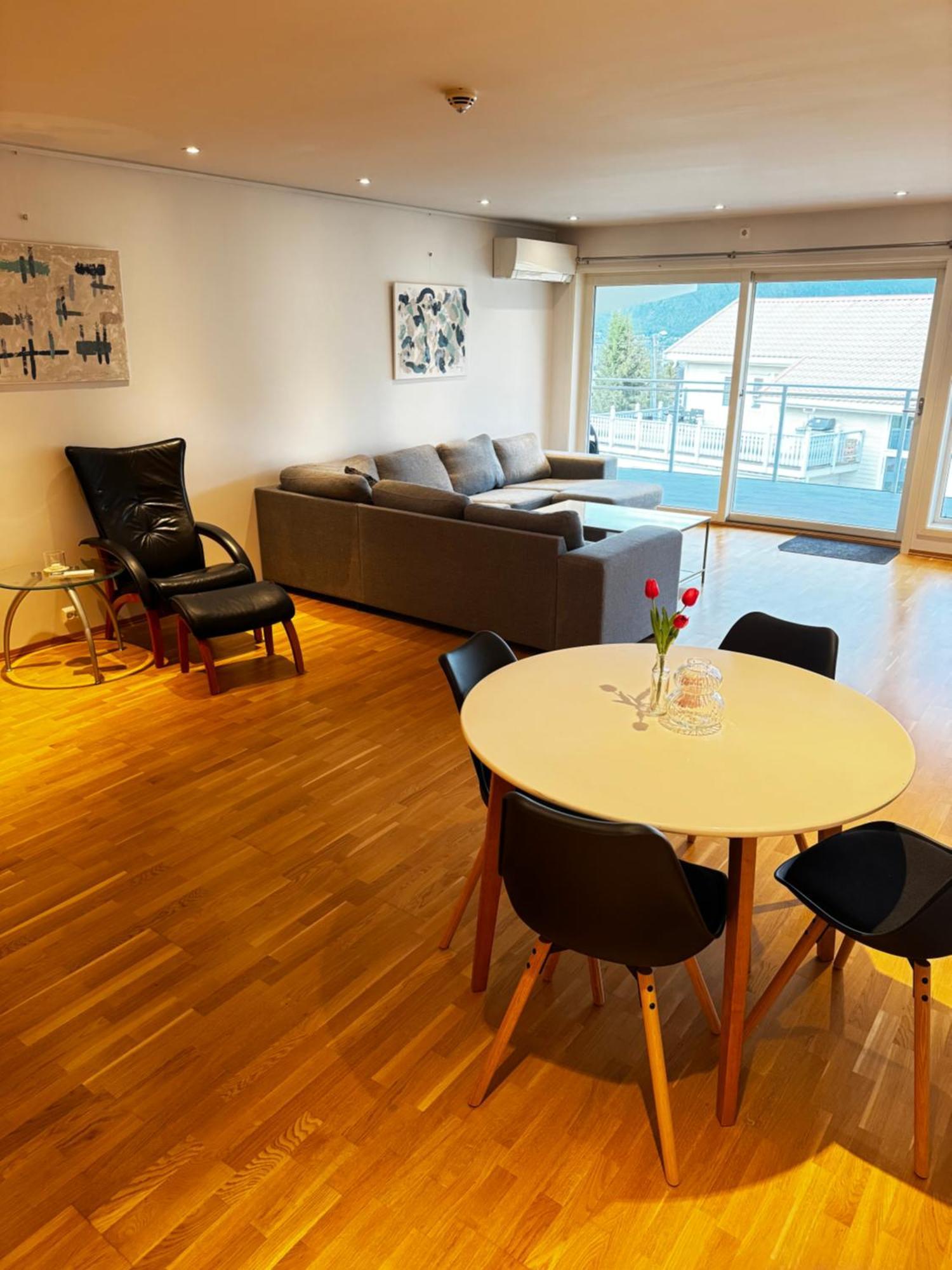 Sentral Leilighet Med Fantastisk Utsikt Tromso Exterior photo